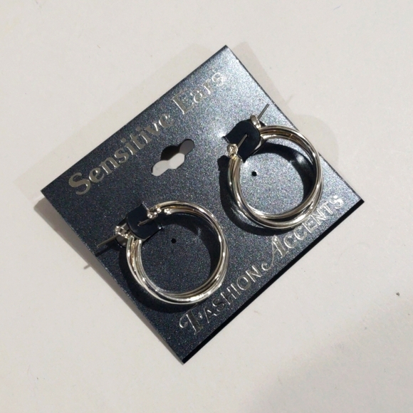 Elegant Silver-tone Double Interlocking Hoop Earrings - Women's Fashion Jewelry - Picture 3 of 7